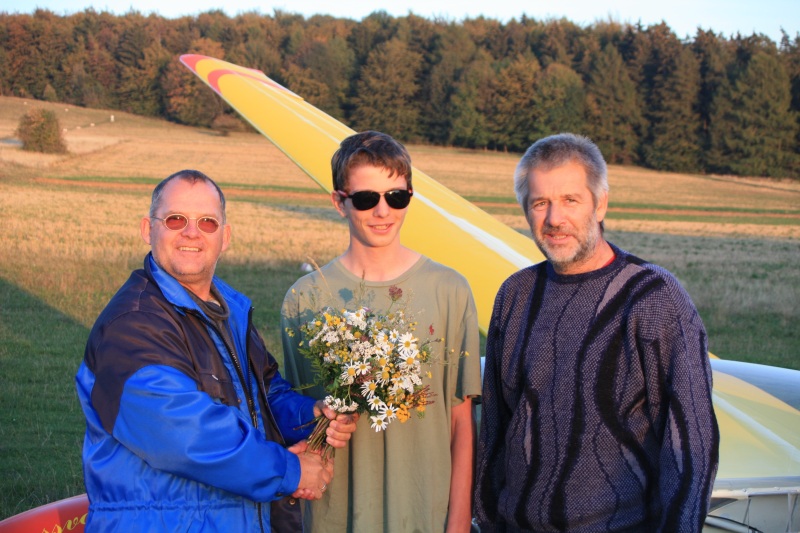 Fluglehrer Günther Bösch (li.) und Ausbildungsleiter Peter Sautter (re.) gratulieren Arni Antal zum ersten Alleinflug.