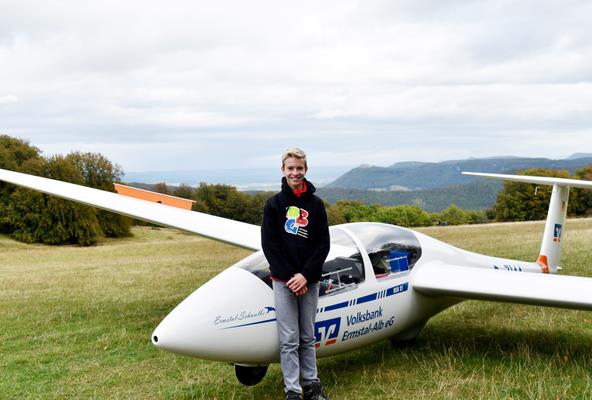 Bereits ein paar Starts hat Benedikt Binder an diesem Tag hinter sich. Die Vorfreude auf viele weitere sind ihm anzusehen. Als Lehrflugzeug dient auch die neue Ermstal-Schwalbe, mit der der 13-Jährige schon Erfahrung hat. Foto: Anne Laaß, SWP 